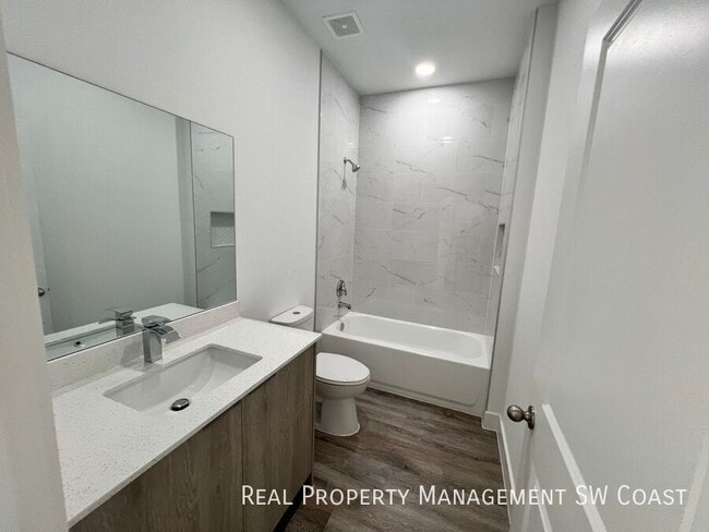 Building Photo - 1263 Hillcrest St E