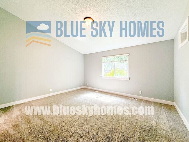 Building Photo - 5930 N Silver Maple Ave