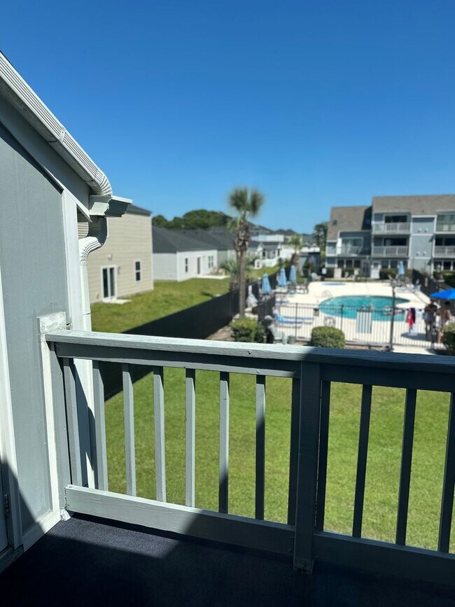 Building Photo - Fully furnished condo minutes from the beach!