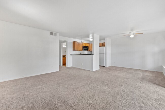 Building Photo - 3 Bedroom Condo at THE LAKES!