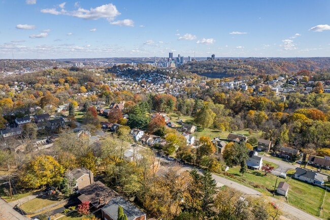 Building Photo - MOVE IN SPECIAL! SCORE HALF OFF 1ST MONTH'...