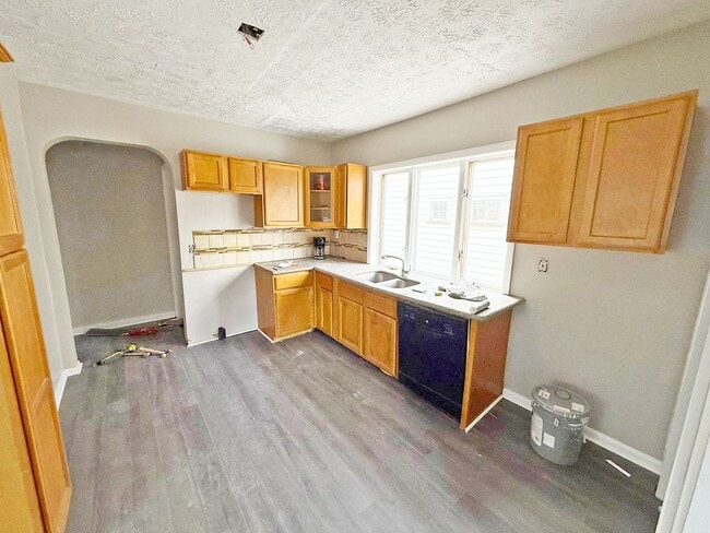 Primary Photo - 3 BED 1 BATH BEAUTIFUL SINGLE HOME!