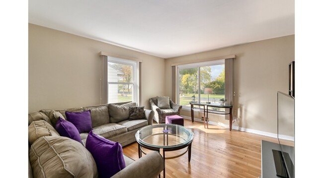 Living Room - 5940 N Lydell Ave