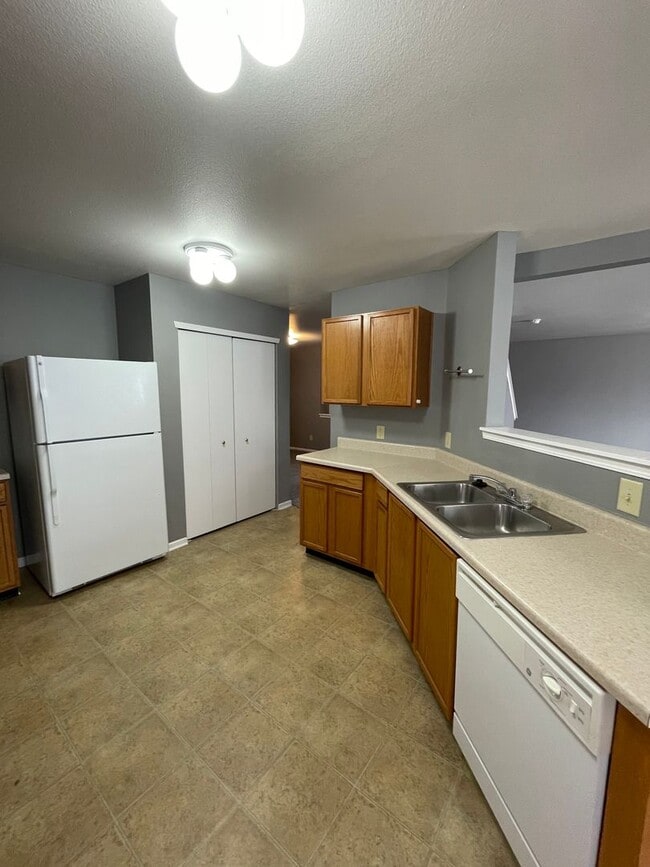 Building Photo - Shelbyville - 3 BR  home with loft