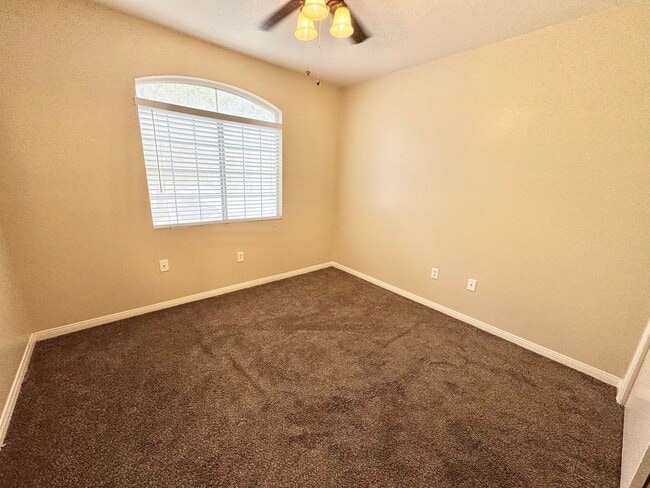 Building Photo - SPACIOUS 3 BEDROOM 2 FULL BATH CONDO IN GA...