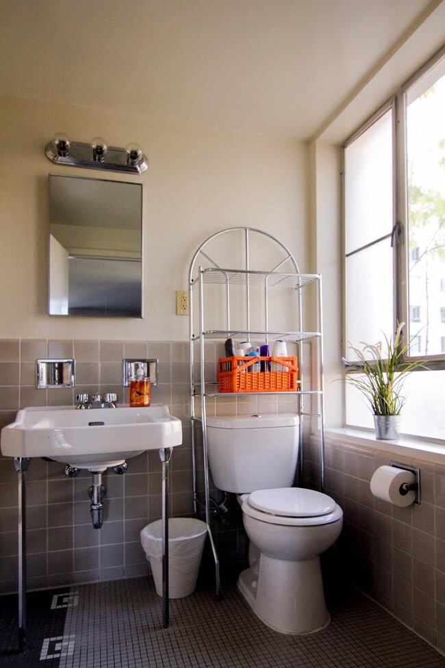 Full bathroom w/bathtub - 431 S Burnside Ave