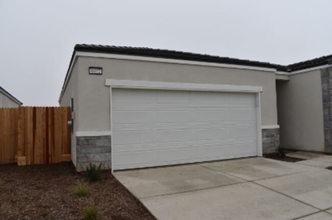 Building Photo - 4472 N San Miguel Ave