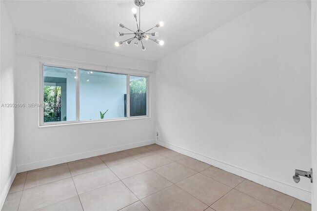Building Photo - 1580 NE 139th St