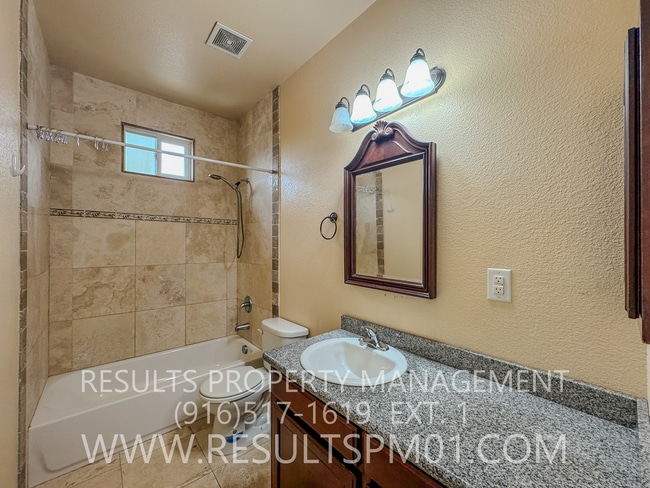 Building Photo - Stunning 3-bedroom, 3-bathroom