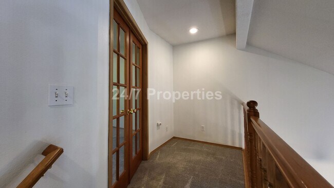 Building Photo - Cozy 1 BD | 1.5 BA Townhome with Patio - G...