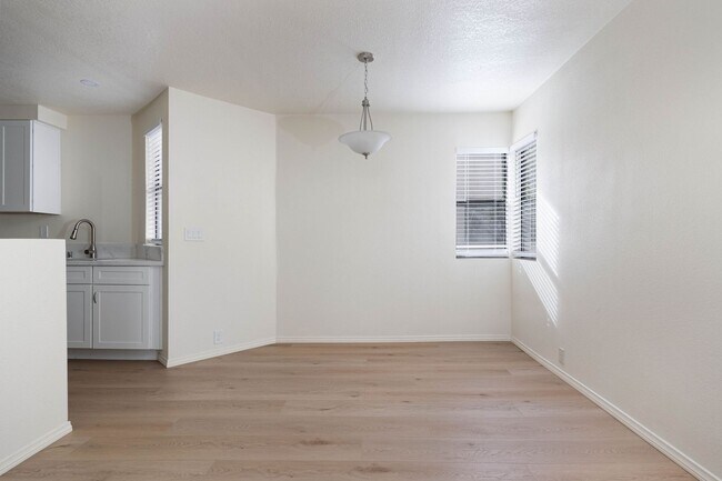 Building Photo - Updated La Jolla Townhome