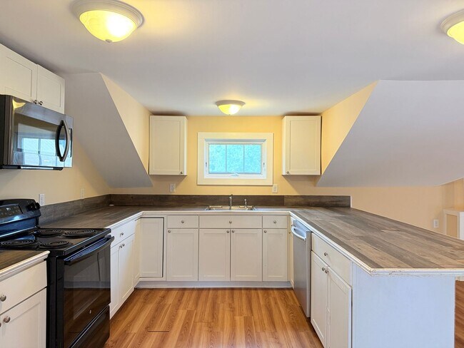 Building Photo - UPSTAIRS Downtown Milford Gem Near the Riverwalk & Local Hotspots!