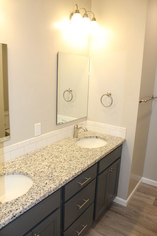 Building Photo - Beautiful Newer Townhouse