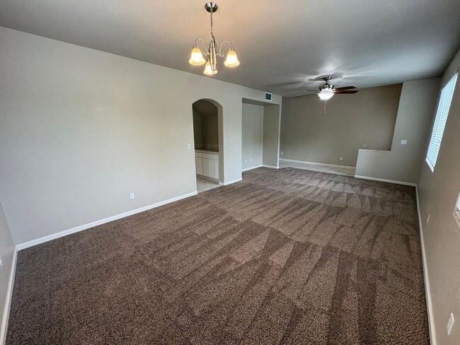 Building Photo - Spacious NW Visalia home Near Shopping Center Available Now!