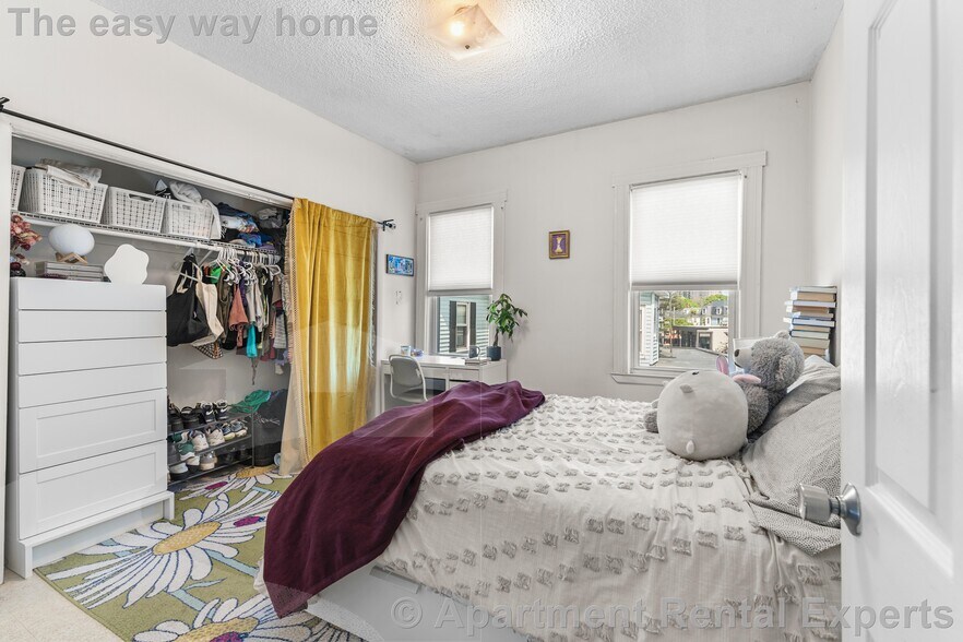 Building Photo - 175 River St