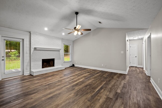 Building Photo - Updated 3BR Home on 1.36 Acres in Whitewater School District