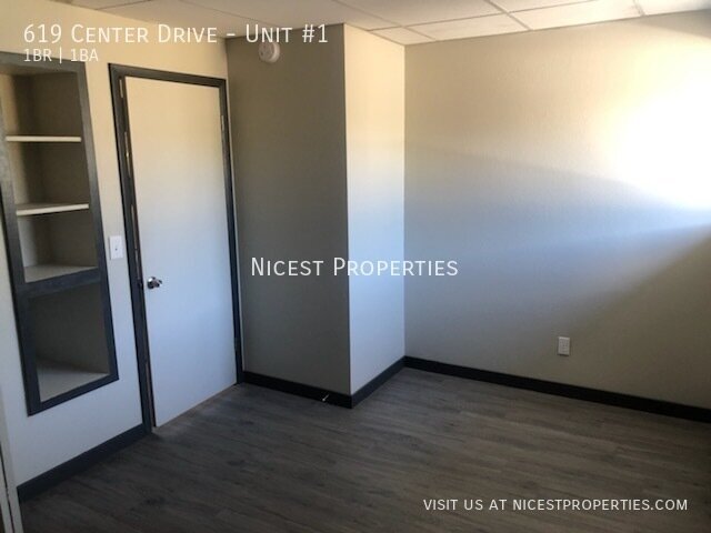 Building Photo - 619 Center Dr