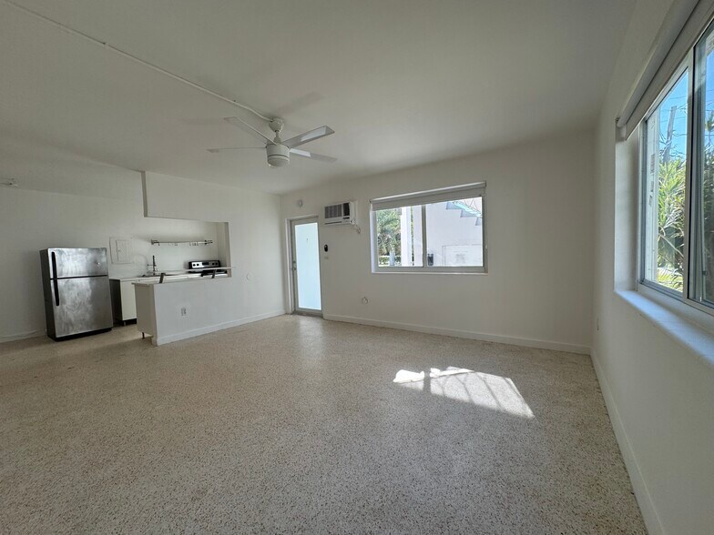 Building Photo - 1365 NE 105th St