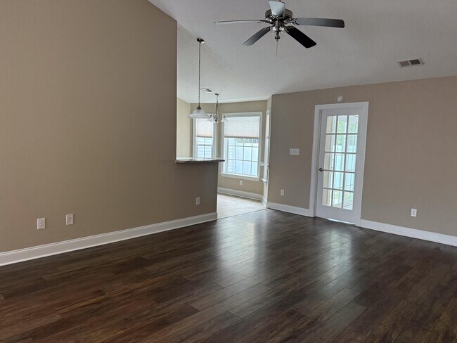 Building Photo - 301 Macarthur Dr