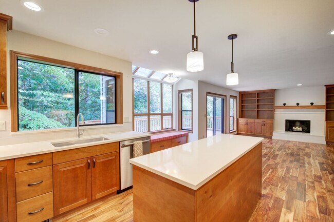 Building Photo - 5bd/3.5ba Bellevue House