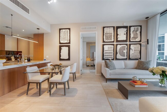 Building Photo - 2831 S Bayshore Dr