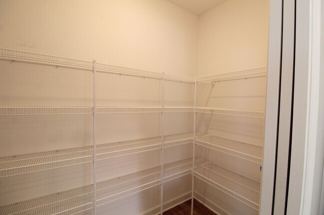 Building Photo - Large 3 level large end unit townhome with...