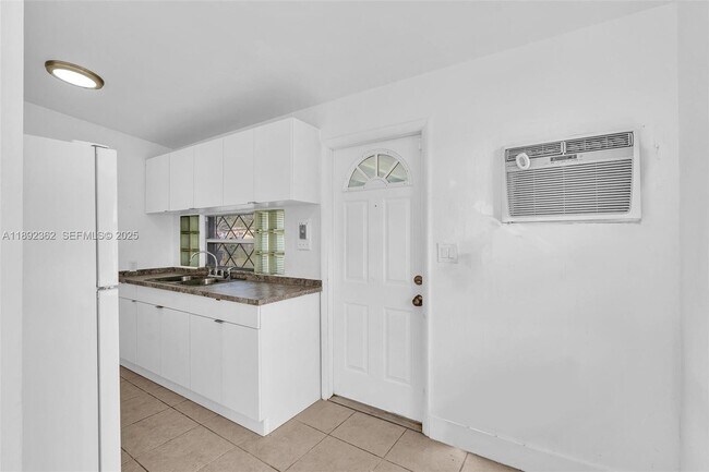 Building Photo - 137 NW 29th Ave