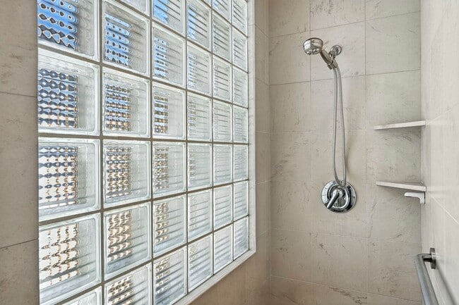 Building Photo - 2700 Barnson Pl