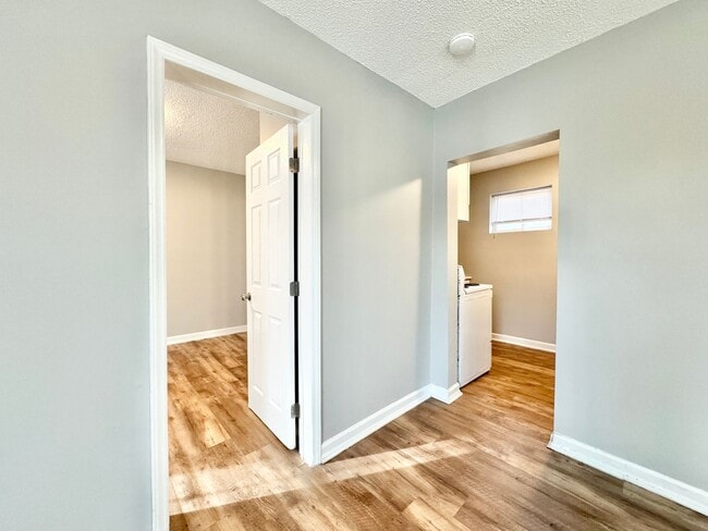 Building Photo - Newly Renovated One Bedroom Duplex - Move In Special!