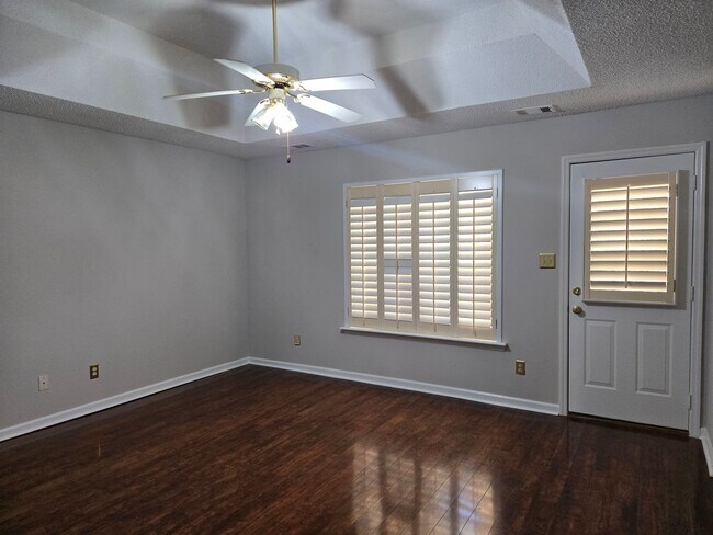 Building Photo - Impeccable Home in Gorgeous Neighborhood