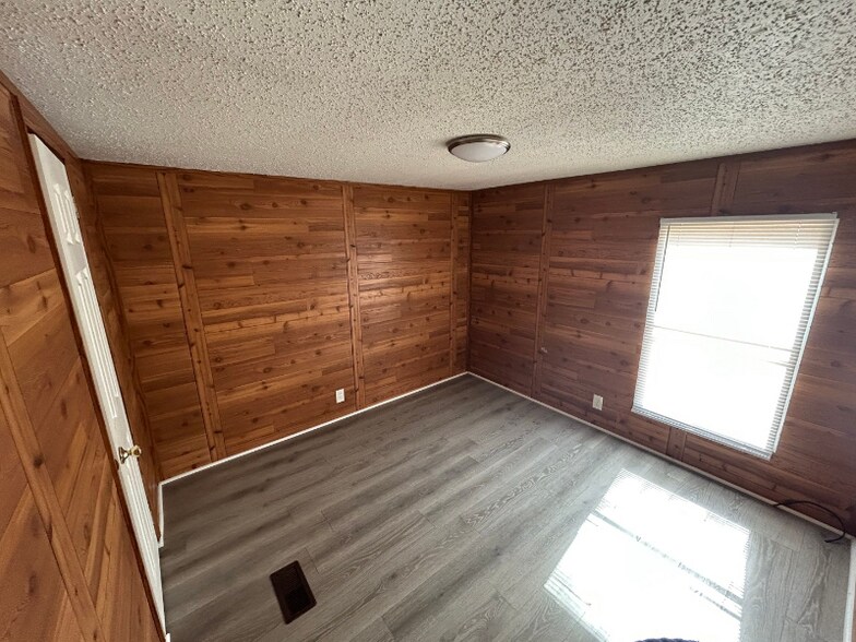 Building Photo - 2060 Deborah Ln