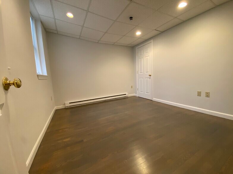 Building Photo - 77 Park Dr