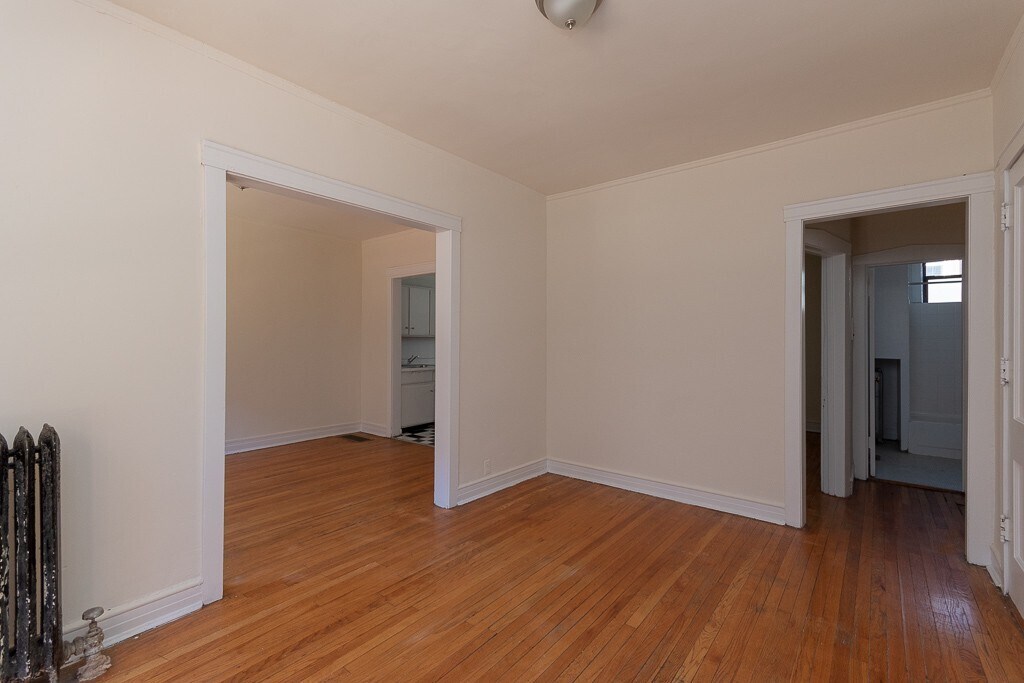 Building Photo - 832 W Waveland Ave