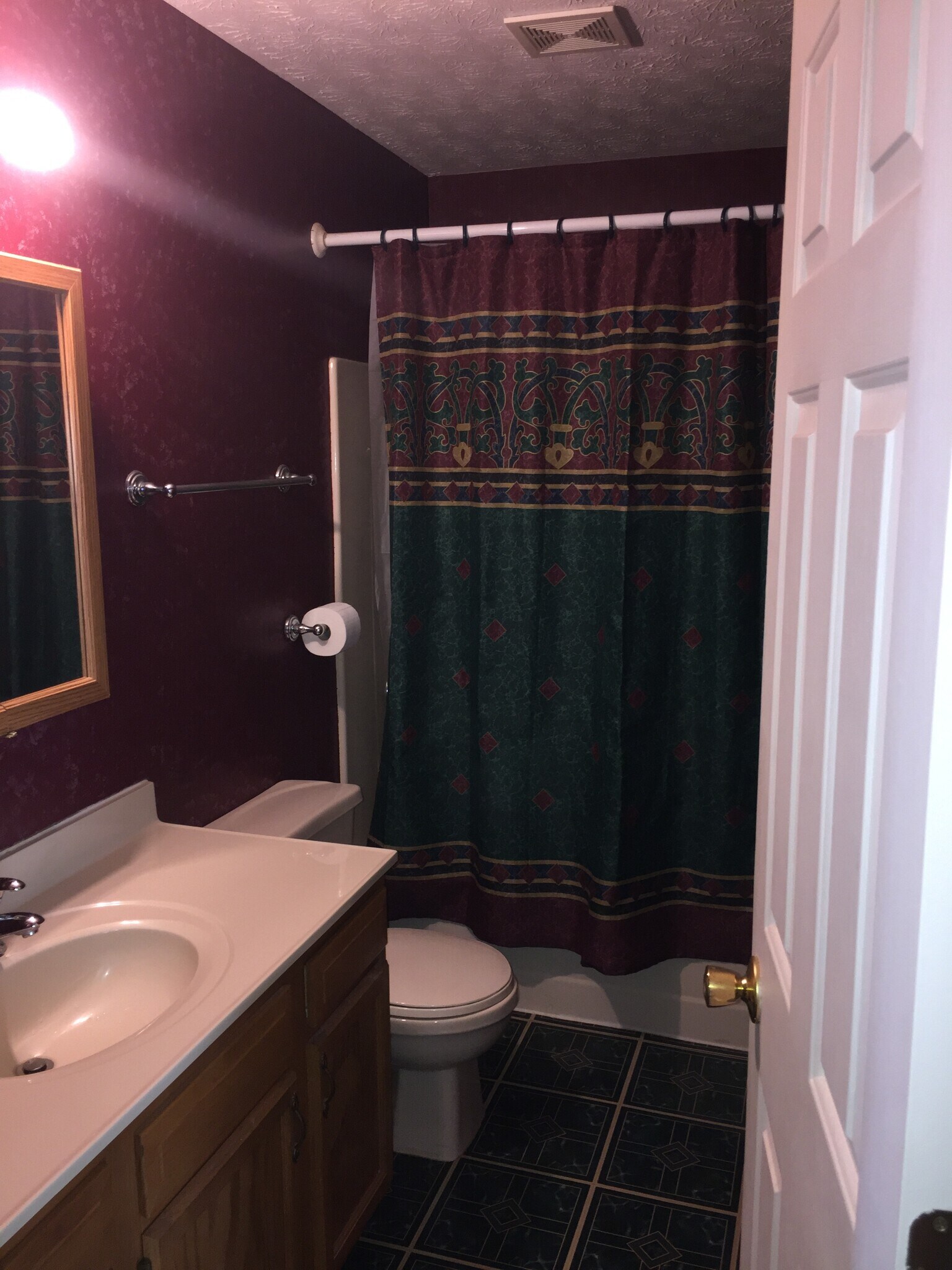 Main bath - 512 W Hoewisher Rd