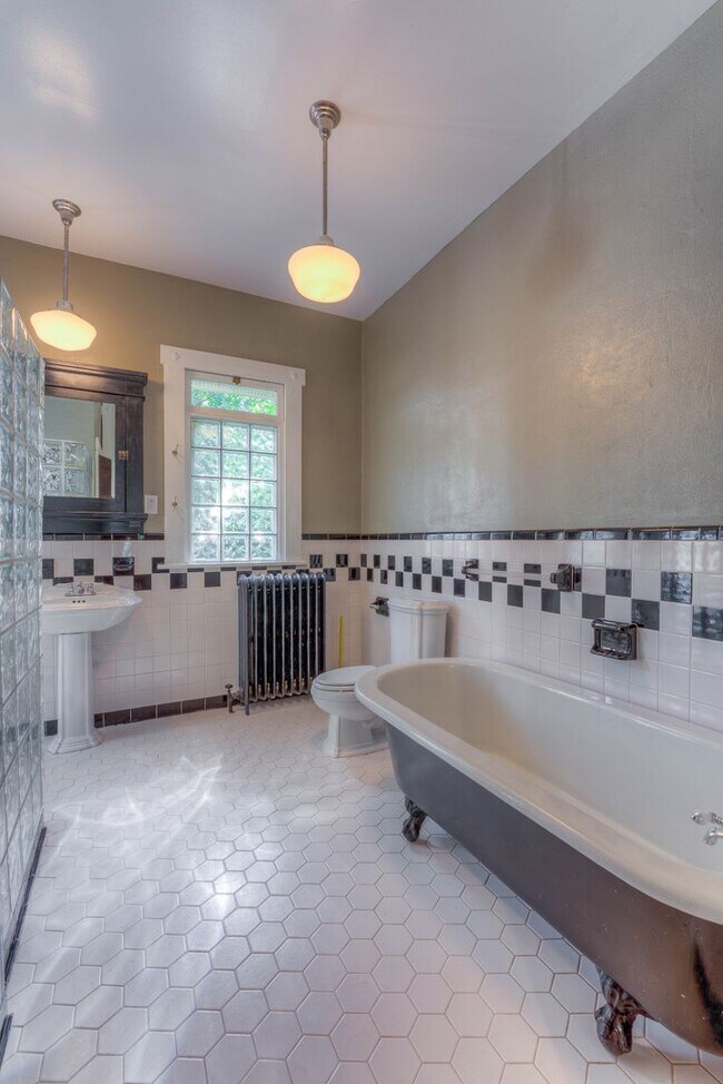 Building Photo - 1195 Dorothy Pl