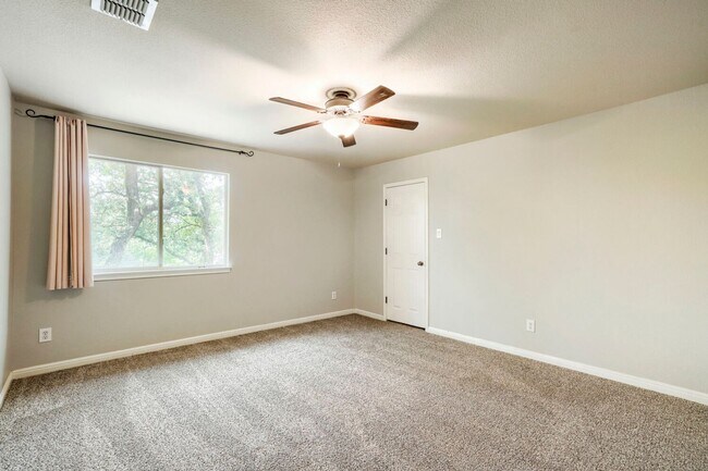 Building Photo - First time rental! Large home!