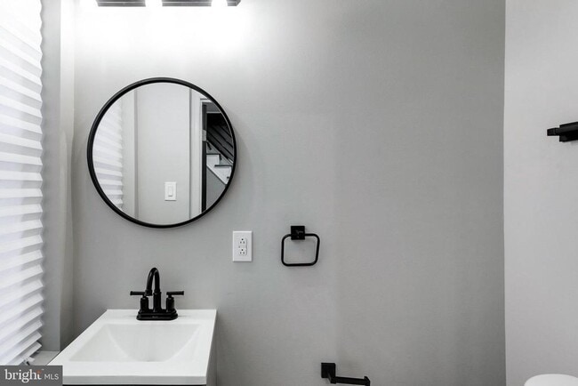 Building Photo - 6205 Elmwood Ave