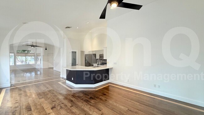 Building Photo - 920 W Breckenridge Ave