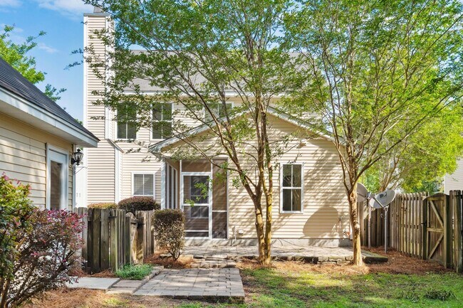 Building Photo - 533 Delafield Dr