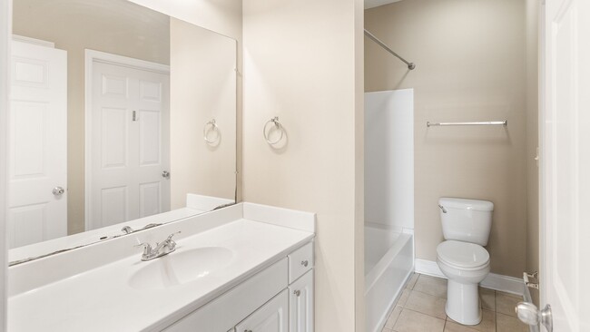 Building Photo - 3 Bedroom Condo in Burbank Estates- Gated ...