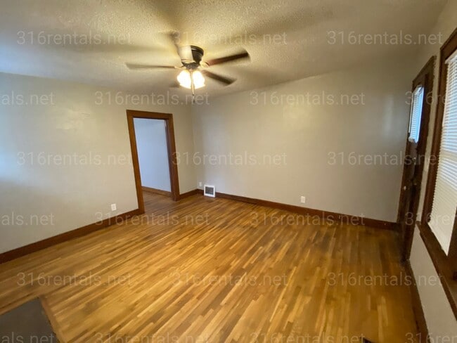 Building Photo - $925 - 2 bed 1 bath - Home with a fenced yard and garage