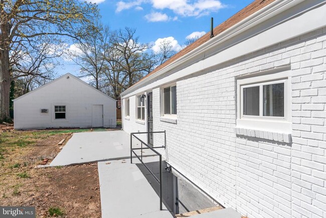 Building Photo - 5004 Barnaby Ln