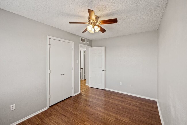 Building Photo - SPACIOUS UPDATED TOWNHOME - 1440SF