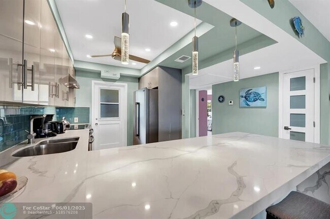 Building Photo - 2751 N Palm Aire Dr
