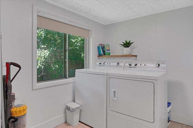 Building Photo - 355 E 400 N
