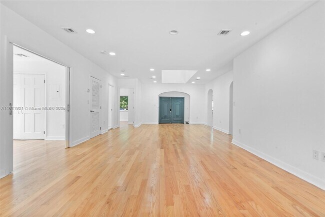 Building Photo - 527 SW 20th Rd