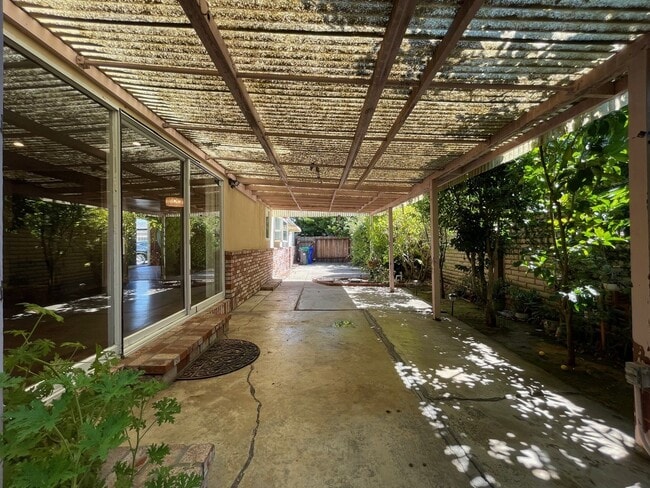 Building Photo - Nice and clean three bedrooms and two bath...