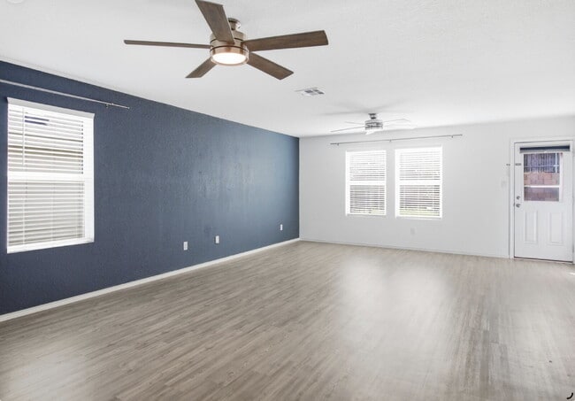 Building Photo - "Charming 4-Bedroom Haven in Saint Hedwig with 2 Full Baths and 1668 Sq Ft of Comfort!"