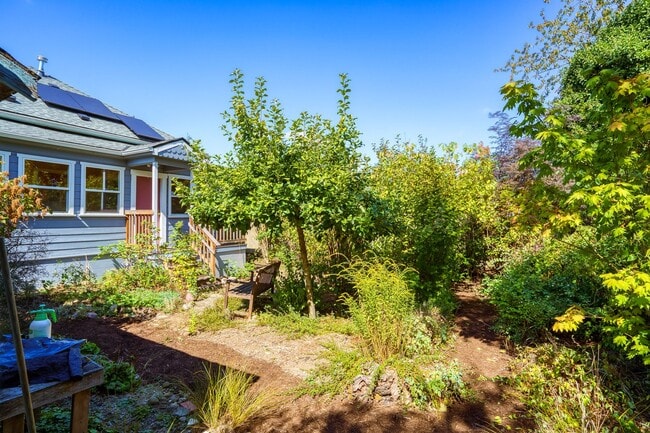 Building Photo - Charming Solar Home in Portland Woodlawn Neighborhood
