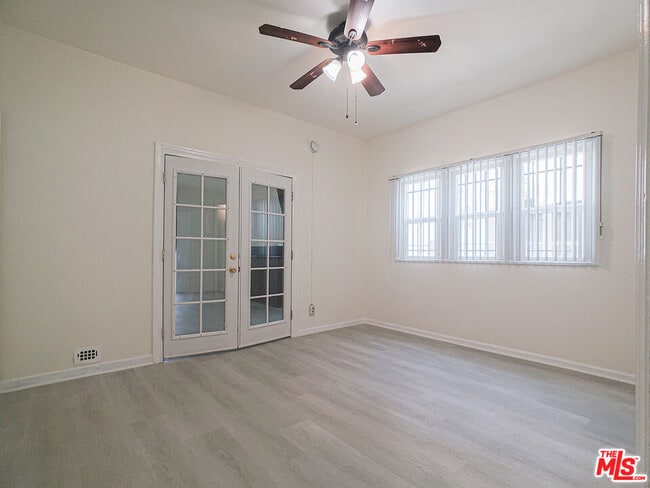Building Photo - 336 S Wilton Pl